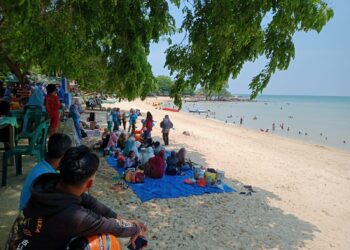 Jelang Ramadhan,  Wisata Pantai Pelawan Dipenuhi Pengunjung