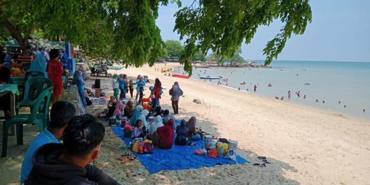 Jelang Ramadhan,  Wisata Pantai Pelawan Dipenuhi Pengunjung