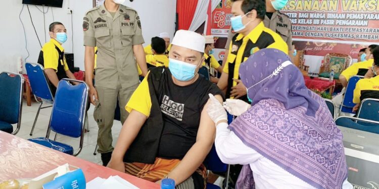 Dalam Rangka HBP KE-58 Lapas IIB Pasir Pengaraian Vaksinasi WBP dan Petugas