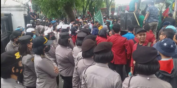 Demo Mahasiswa, polisi