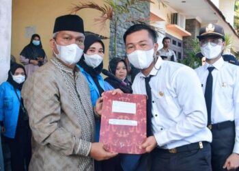 Plt Bupati Palas Serahkan SK CPNS Formasi Umum dan Politeknik STTD TA 2021