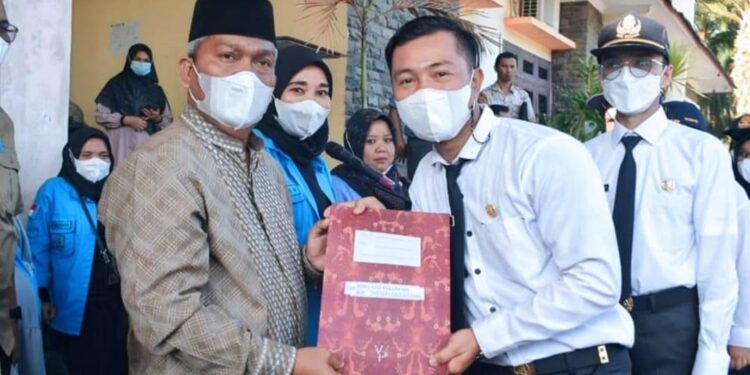 Plt Bupati Palas Serahkan SK CPNS Formasi Umum dan Politeknik STTD TA 2021