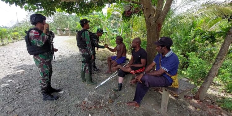 Kuatkan Kemanunggalan TNI Dengan Rakyat, Satgas Yonif 126/KC Giat Komsos