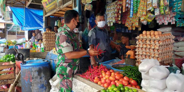 Cek Harga Sembako, Babinsa Aceh Utara Blusukan Ke Pasar
