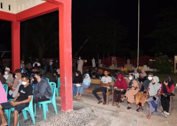 Malam Hari,Warga Natuna Serbu Polsek Bungtim Untuk Vaksin Booster