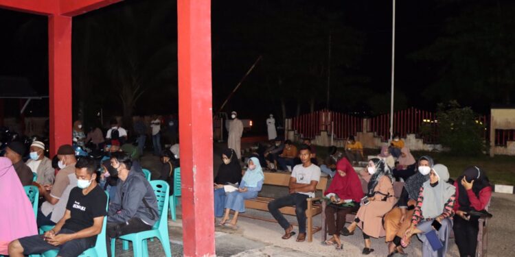 Malam Hari,Warga Natuna Serbu Polsek Bungtim Untuk Vaksin Booster