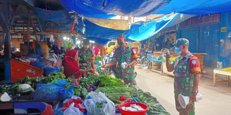 Babinsa Koramil 05/STB Himbau Warga Agar Mematuhi Prokes