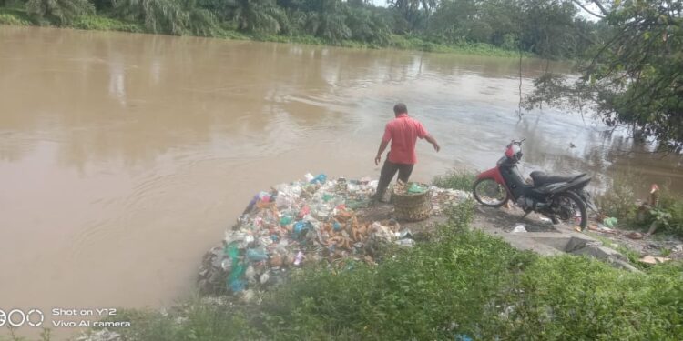 Pasar Pagi Pulau Rakyat Pekan Tidak Miliki TPS, Sungai Asahan Jadi Sasaran Sampah
