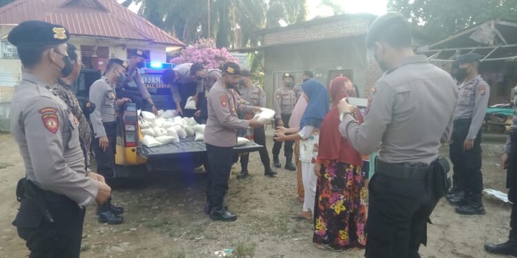 Polres Palas Bagi Sembako, Ini Pesan Warga Terhadap Kasatshabara