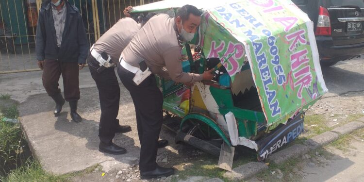 Polisi lantas PJR Dit Lantas Poldasu Bantu Betor Rusak di Jalan Raya
