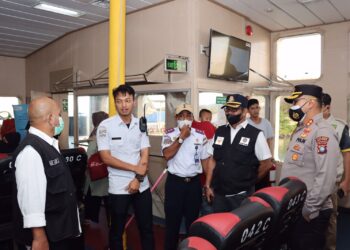 Kapolres Natuna Monitoring Turun Naik Penumpang KMP Bahtera Nusantara 01