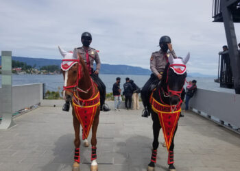 Personil Patroli Berkuda Amankan Area Wisata Pantai Bebas Parapat