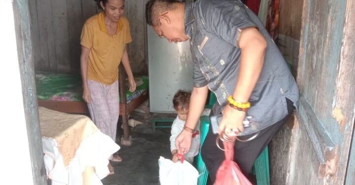 Menyongsong Hari Trisuci Waisak 2566, Wong Chun Sen Beri Susu dan Vitamin Dua Bayi Penderita Stunting