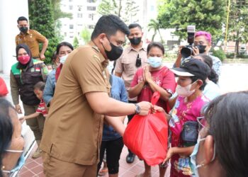 Temui Warga Di Depan Balai Kota, Wali Kota Medan Bagikan Paket Sembako dan Tampung Aspirasi