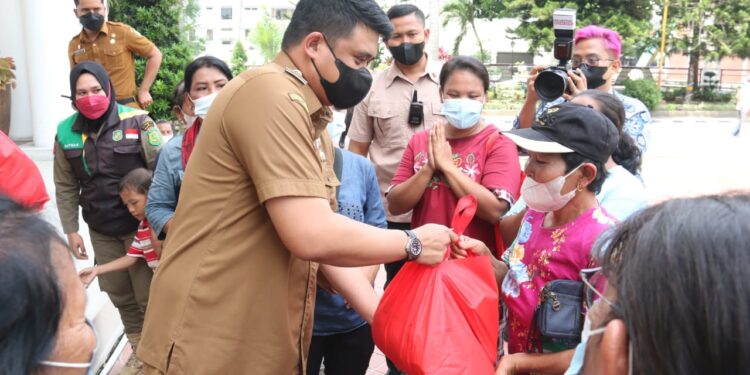Temui Warga Di Depan Balai Kota, Wali Kota Medan Bagikan Paket Sembako dan Tampung Aspirasi