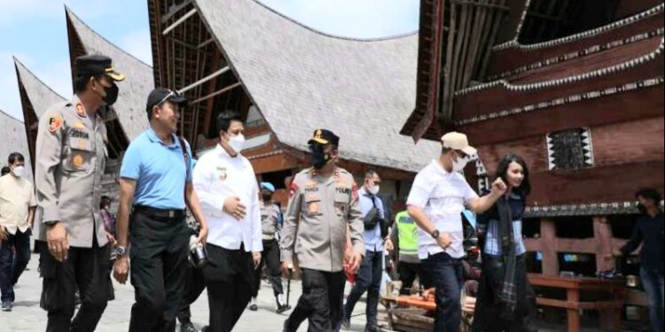 Kabaharkam Polri Kagum Kunjungi Kampung Ulos Hutaraja