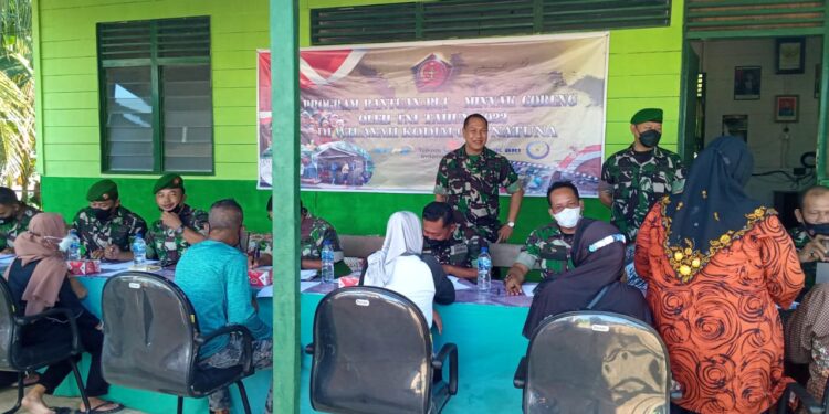 Kodim 0318/Natuna Salurkan BLT-Minyak Goreng Kepada Masyarakat kabupaten Kepulauan Anambas