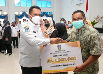 Gubernur Kepri Serahkan Bantuan Kepada RT / RW dan Posyandu