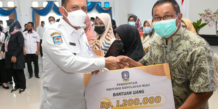 Gubernur Kepri Serahkan Bantuan Kepada RT / RW dan Posyandu