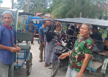 Tukang Becak Demo Di Depan Pelabuhan ASDP Singkil, Minta Supir Travel Menunggu Di loket