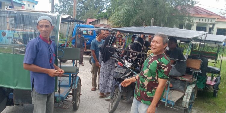 Tukang Becak Demo Di Depan Pelabuhan ASDP Singkil, Minta Supir Travel Menunggu Di loket