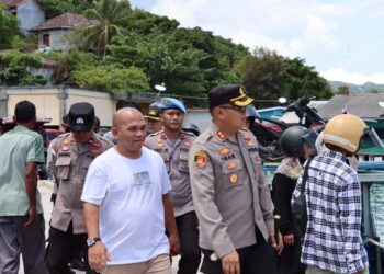 Bersama Kapolres, Ketua Komisi I DPRD Natuna Pantau Pelabuhan Rakyat Selat Lampa
