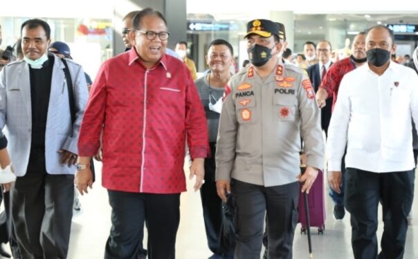 Kapolda Sumut Sambut Kedatangan Juara 1 Umum Kontingen Pesparawi Sumut di Kualanamu