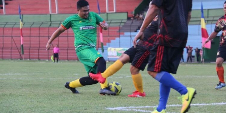 Bobby Nasution ikuti pertandingan sepak bola HUT Kota Medan ke-432