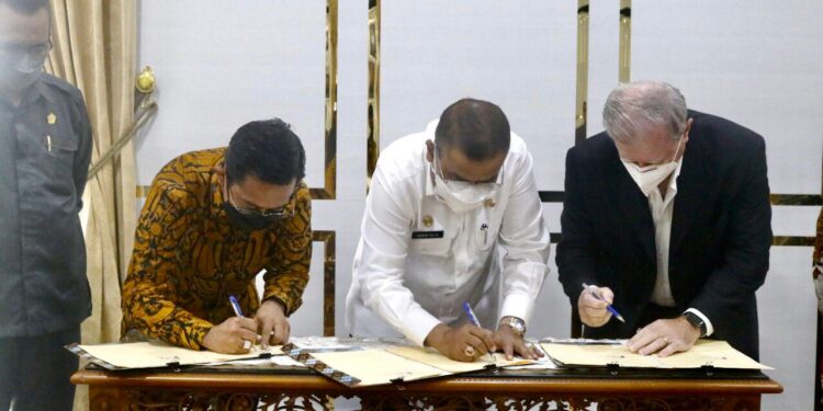 PLTS 2 Gigawatt Bakal Dibangun di Kecamatan Sugi Besar, Bupati Karimun Teken MoU dengan Perusahaan