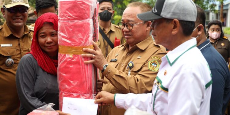 Pemkab Karimun Salurkan Bantuan Kepada Korban Puting Beliung di Kecamatan Sugi Besar