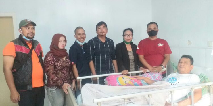 Insan Pers Bezuk Ketua Pewarta Polrestabes Medan, Chairum Lubis, S.H di RS Herna