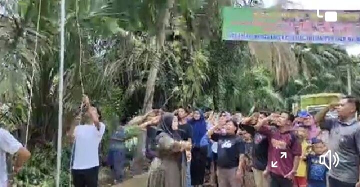 Peringati Hari Lahir Pancasila Warga Gunting Malaha Gelar Upacara di Kubangan Jalan Rusak