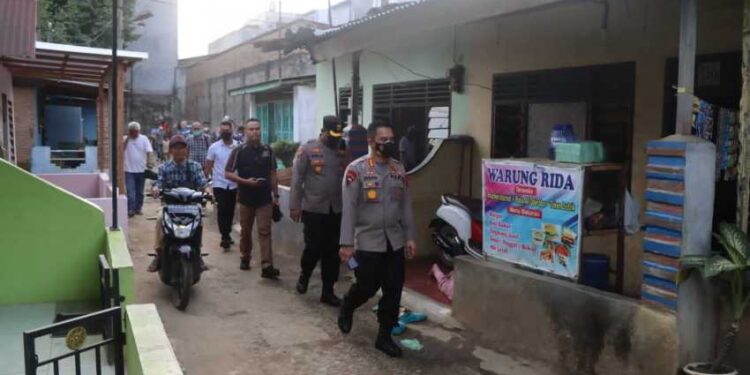 Berikan Bantuan, Kapolresta Deli Serdang Kunjungi Janda Tua Tak Mampu
