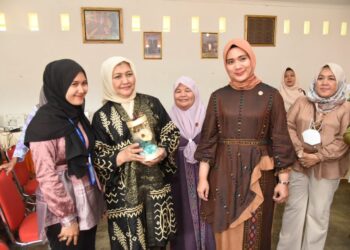 Ketua TP PKK Provsu Bagikan 5.000 Sembako ke Masyarakat Tapsel