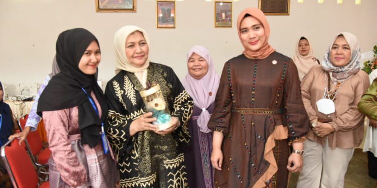 Ketua TP PKK Provsu Bagikan 5.000 Sembako ke Masyarakat Tapsel