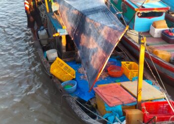 Diduga Gunakan Alat Tangkap Terlarang, Nakhoda Dana ABK Kapal Diamankan Sat Pol Air Polres Rohil