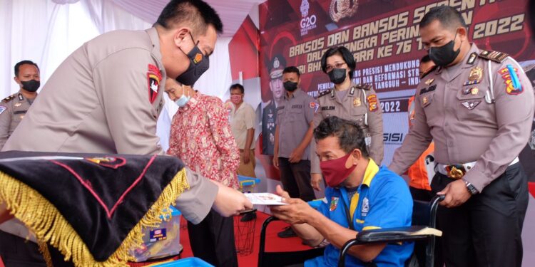 Bagikan 10 Ribu Paket Sembako Bakti Religi Road To 76, Kapolda Riau Mohammad Iqbal: Doa Itu Rohnya Ibadah