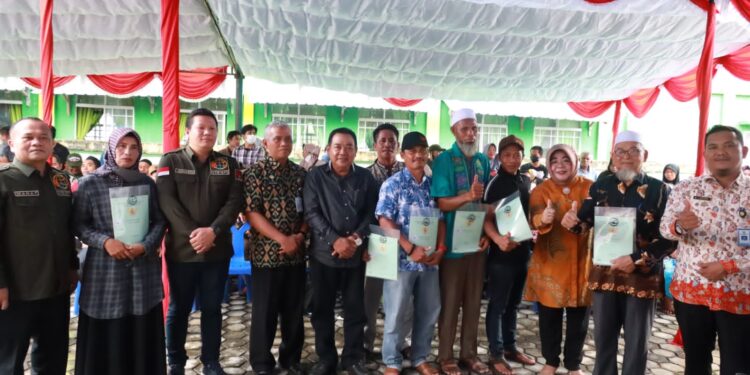 Asisten I Pemkab Karimun Hadiri Penyerahan Sertifikat PTSL di Parit Benut