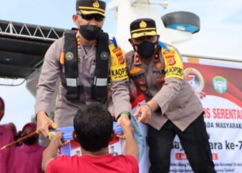 Polres Lhokseumawe Bagikan Sembako Kepada Nelayan Tradisional di Tengah Laut