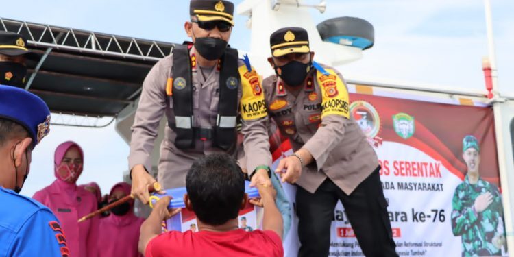 Polres Lhokseumawe Bagikan Sembako Kepada Nelayan Tradisional di Tengah Laut