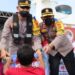Polres Lhokseumawe Bagikan Sembako Kepada Nelayan Tradisional di Tengah Laut
