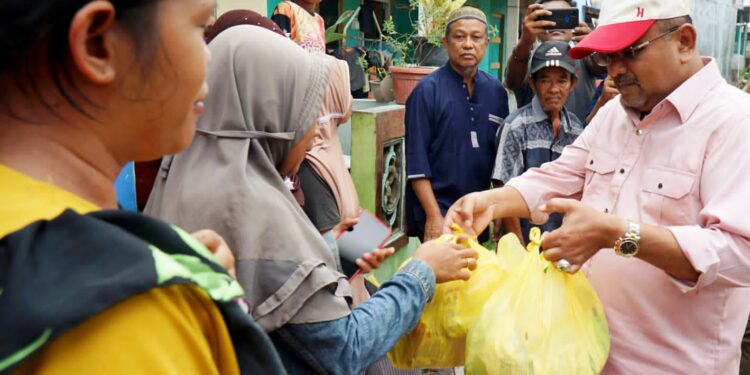 Tinjau Lokasi Banjir, Bupati Karimun Salurkan Bantuan kepada Warga Terdampak