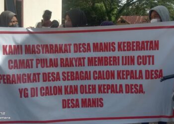 Emak-emak Demo, Keberatan Camat Berikan Izin Cuti 4 Perangkat Desa Dicalonkan Kades