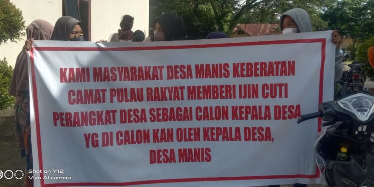 Emak-emak Demo, Keberatan Camat Berikan Izin Cuti 4 Perangkat Desa Dicalonkan Kades