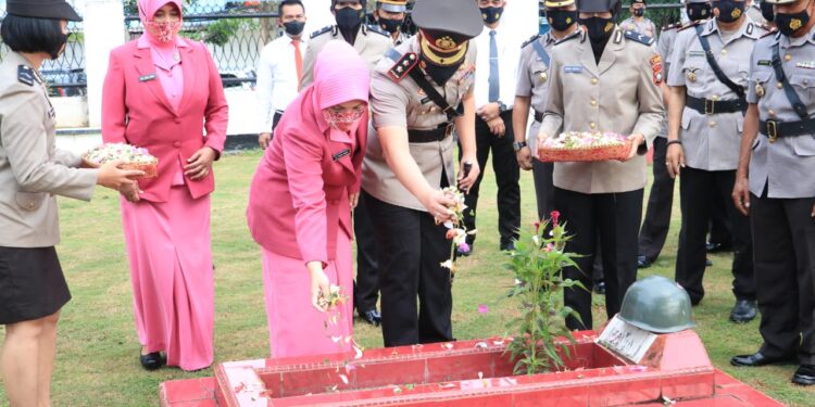 Kenang Jasa Para Pahlawan, Polres Lingga Gelar Upacara Ziarah Makam Pahlawan