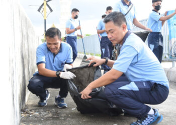 Hari Komando Operasi Udara ke 71, Personil Lanud RHF Membersihkan Jembatan Dompak