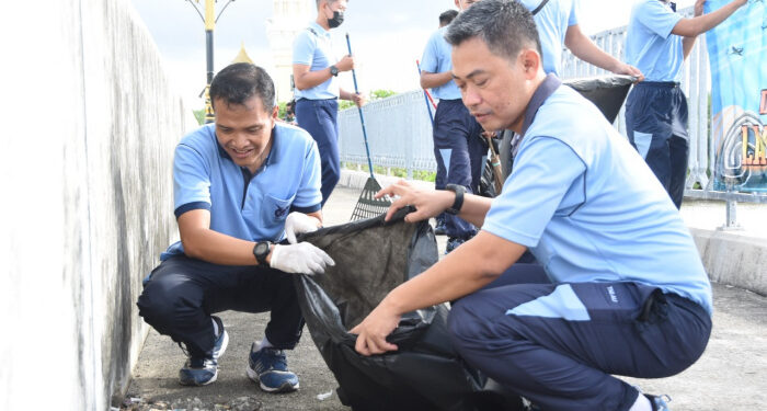 Hari Komando Operasi Udara ke 71, Personil Lanud RHF Membersihkan Jembatan Dompak