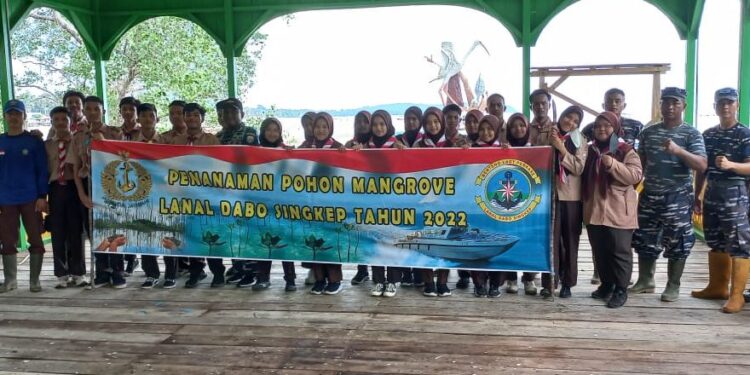 Penaman Bibit Mangrove