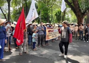 Puluhan Warga Palas Demo di DPRD Sumut