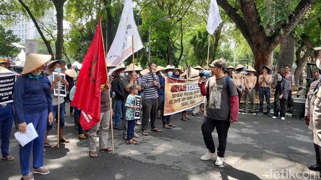 Puluhan Warga Palas Demo di DPRD Sumut